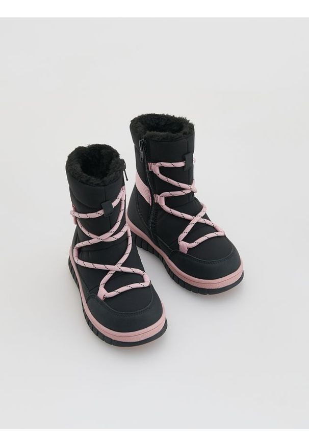 Reserved - Ocieplane śniegowce z wiązaniem - czarny. Kolor: czarny. Materiał: materiał