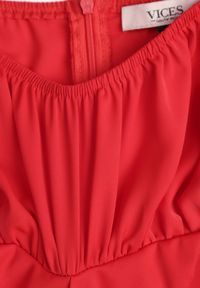 Born2be - Czerwona Sukienka Midi z Dekoltem Carmen i Bufiastymi Rękawkami Amarhis. Okazja: na co dzień, na imprezę. Typ kołnierza: typu carmen. Kolor: czerwony. Wzór: aplikacja. Typ sukienki: proste. Długość rękawa: krótki rękaw. Sezon: lato. Styl: elegancki, klasyczny, casual. Długość: midi #6