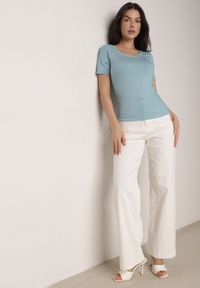 Born2be - Jasnoniebieski Prążkowany T-shirt Ozdobiony po Bokach Marszczeniem Nedisa. Okazja: na co dzień. Kolor: niebieski. Materiał: prążkowany. Wzór: aplikacja. Styl: casual #7