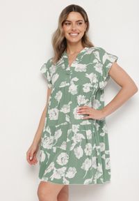 Born2be - Zielona Bawełniana Sukienka o Kroju Oversize w Kwiaty Liralea. Okazja: na co dzień, na spacer. Kolor: zielony. Materiał: bawełna. Wzór: kwiaty. Typ sukienki: oversize. Styl: klasyczny, casual
