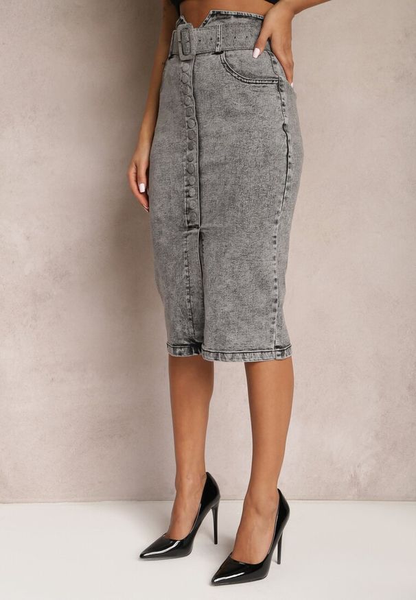 Renee - Szara Jeansowa Spódnica Ołówkowa Midi z Guzikami i Rozcięciem Jackiesa. Kolor: szary. Materiał: jeans