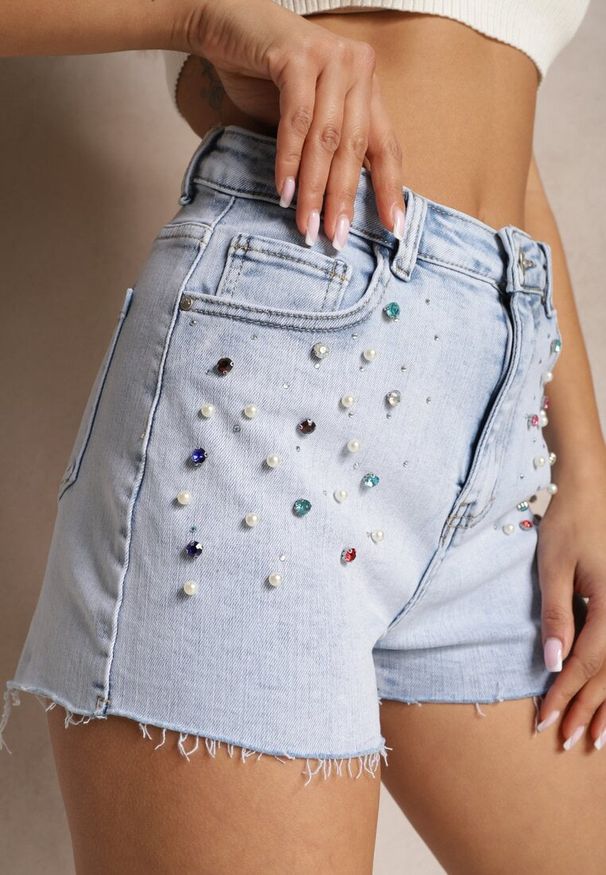 Renee - Niebieskie Szorty z Jeansu z Wysokim Stanem Zdobione Perełkami i Cyrkoniami Prescota. Stan: podwyższony. Kolor: niebieski. Materiał: jeans. Wzór: aplikacja. Styl: klasyczny