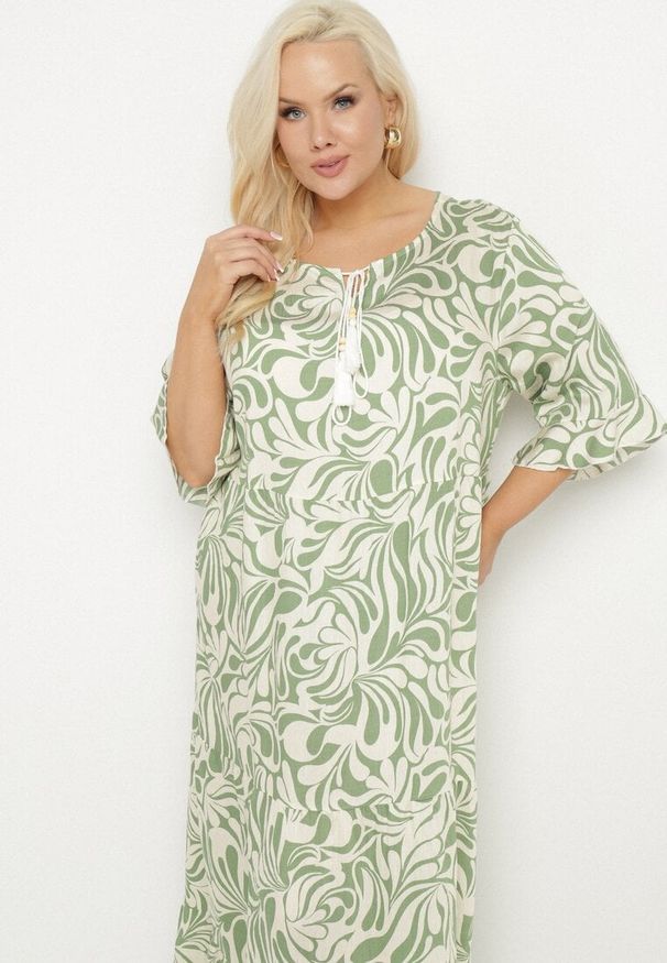 Born2be - Zielona Sukienka z Wiskozy o Prostym Kroju z Wiązaniem w Roślinny Wzór Edirania. Okazja: na co dzień. Typ kołnierza: dekolt w serek. Kolekcja: plus size. Kolor: zielony. Wzór: aplikacja. Typ sukienki: proste. Materiał: wiskoza. Długość rękawa: krótki rękaw. Styl: klasyczny, elegancki, casual