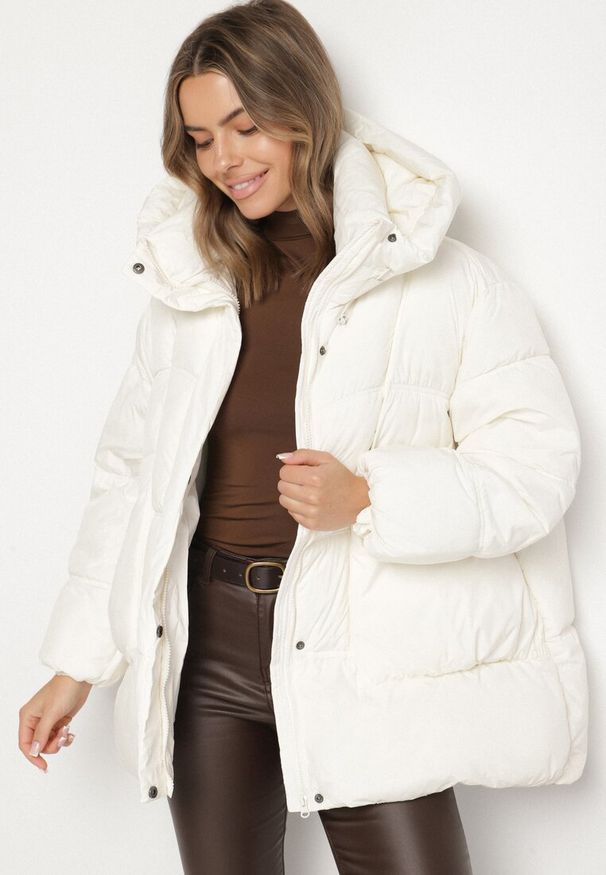 Born2be - Biała Pikowana Kurtka o Kroju Oversize z Kapturem Galandia. Okazja: na spacer, na co dzień. Typ kołnierza: kaptur. Kolor: biały. Materiał: jeans, poliester. Styl: casual, elegancki