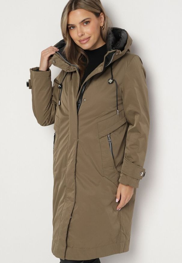 Born2be - Ciemnozielona Pudełkowa Kurtka Typu Parka z Kapturem i Kieszeniami Kaithraea. Typ kołnierza: kaptur. Kolor: zielony. Materiał: jeans. Sezon: zima. Styl: klasyczny, elegancki