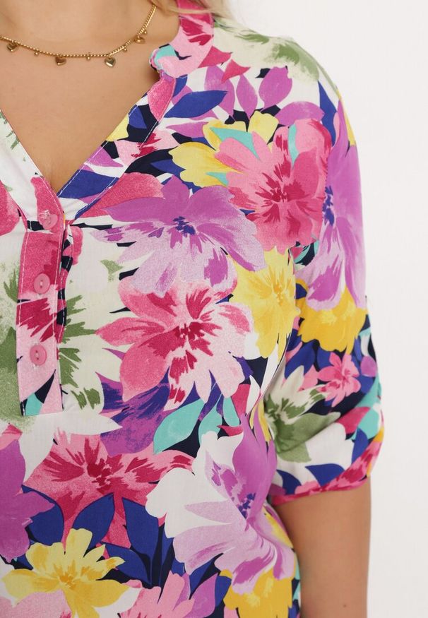 Born2be - Różowa Bluzka z Wiskozy w Kolorowe Kwiaty z Zapinanym Dekoltem Nexia. Kolor: różowy. Materiał: wiskoza. Wzór: kolorowy, kwiaty
