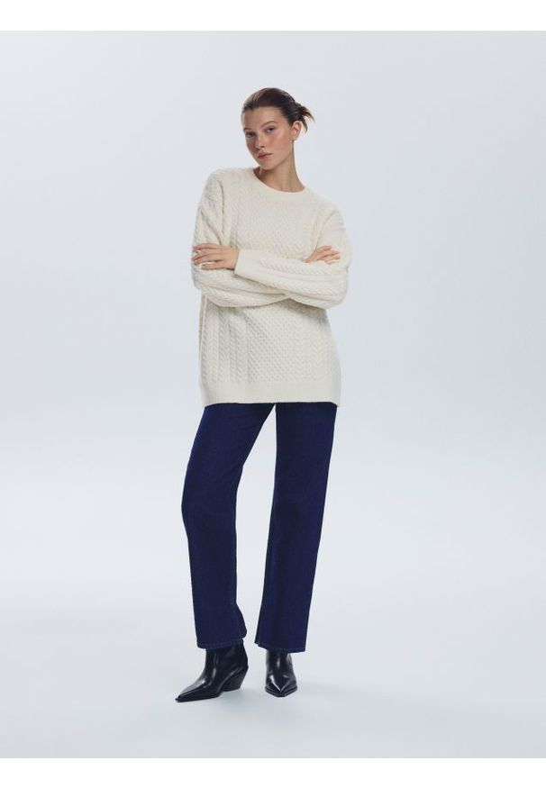 Reserved - Sweter oversize z warkoczowym splotem - kremowy. Kolor: kremowy. Materiał: dzianina, wełna. Wzór: ze splotem