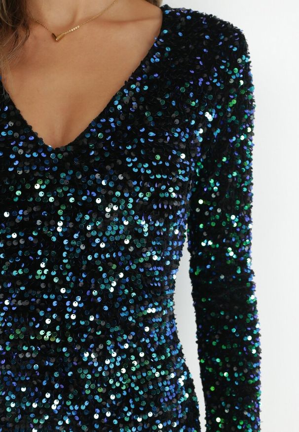 Born2be - Czarno-Zielona Sukienka Asymetryczna z Cekinami Glykera. Okazja: na ślub cywilny, na wesele. Kolor: zielony. Długość rękawa: długi rękaw. Typ sukienki: asymetryczne. Długość: mini