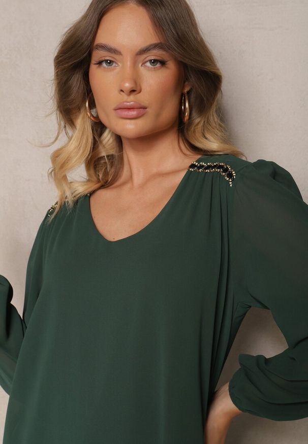 Renee - Ciemnozielona Sukienka z Wiskozą z Bufiastymi Rękawami i Falbanką u Dołu z Siateczki Ilita. Okazja: na co dzień. Typ kołnierza: dekolt w serek. Kolor: zielony. Materiał: wiskoza. Typ sukienki: proste. Styl: casual