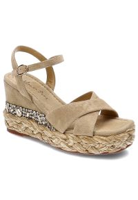 Beżowe Sandały Alma En Pena Eleganckie Buty Na Koturnie. Okazja: na spacer, na co dzień. Zapięcie: pasek, sprzączka. Kolor: beżowy. Szerokość cholewki: normalna. Wzór: paski, aplikacja. Materiał: zamsz, dziergany, skóra. Sezon: lato. Obcas: na koturnie. Styl: elegancki. Wysokość obcasa: średni #1