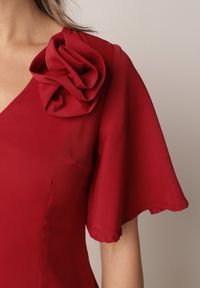 Born2be - Czerwona Koktajlowa Sukienka VICES ze Zwiewnymi Rękawami i Kwiatową Aplikacją 3D Talilia. Okazja: na wesele, na ślub cywilny, na imprezę. Kolor: czerwony. Wzór: aplikacja, kwiaty. Styl: wizytowy #2