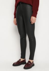 Born2be - Czarne Dopasowane Spodnie z Ekoskóry Lorrive. Okazja: na co dzień. Kolor: czarny. Materiał: polar. Styl: casual, elegancki