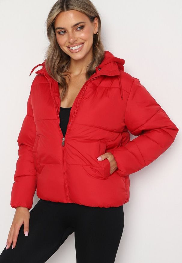 Born2be - Czerwona Pikowana Kurtka z Kapturem Mivuna. Okazja: na co dzień. Typ kołnierza: kaptur. Kolor: czerwony. Materiał: jeans. Długość: krótkie. Styl: casual