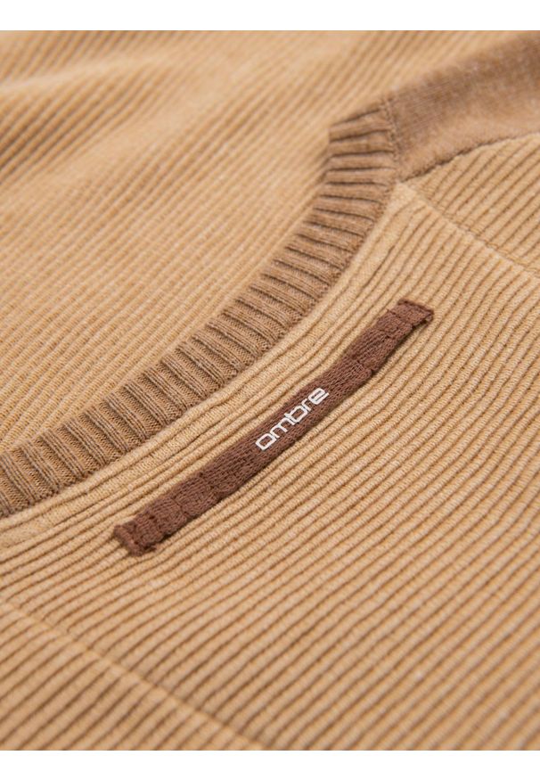 Ombre Clothing - Męski bawełniany sweter z naszywką i raglanowymi rękawami – brązowy V4 OM-SWSW-0121 - XXL. Okazja: na co dzień. Kolor: brązowy. Materiał: bawełna. Długość rękawa: raglanowy rękaw. Wzór: aplikacja. Styl: casual