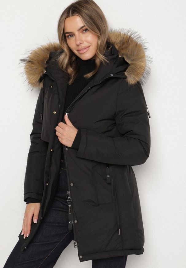 Born2be - Czarna Casualowa Kurtka Parka z Kapturem z Futerkiem Nallorea. Okazja: na co dzień. Typ kołnierza: kaptur. Kolor: czarny. Materiał: futro. Styl: casual