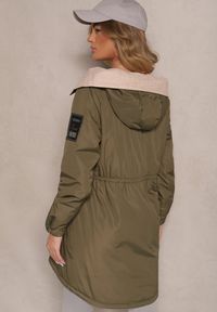 Renee - Ciemnozielona Kurtka o Kroju Parki z Kapturem i Ściągaczem w Talii Zizana. Okazja: na co dzień. Typ kołnierza: kaptur. Kolor: zielony. Materiał: jeans. Wzór: ażurowy. Styl: klasyczny, elegancki, casual #5
