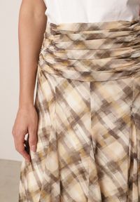 Born2be - Beżowo-Żółta Rozkloszowana Spódnica z Marszczonym Pasem w Talii w Stylu Preppy Jenniea. Okazja: do pracy, na co dzień, na spotkanie biznesowe. Kolor: beżowy. Materiał: dzianina, poliester. Styl: biznesowy, klasyczny, casual #4