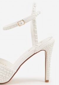 Renee - Białe Sandały Peep Toe na Szpilce z Perełkami i Paskiem z Klamerką Velaniella. Okazja: na ślub cywilny, na wesele. Nosek buta: otwarty. Zapięcie: pasek. Kolor: biały. Materiał: jeans, koronka. Wzór: aplikacja, koronka. Obcas: na szpilce. Styl: elegancki #7