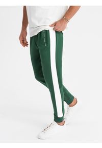 Ombre Clothing - Dresowe męskie spodnie joggery z kontrastowymi lampasami – ciemnozielone V7. Kolor: zielony. Materiał: dresówka. Wzór: aplikacja. Styl: retro, sportowy