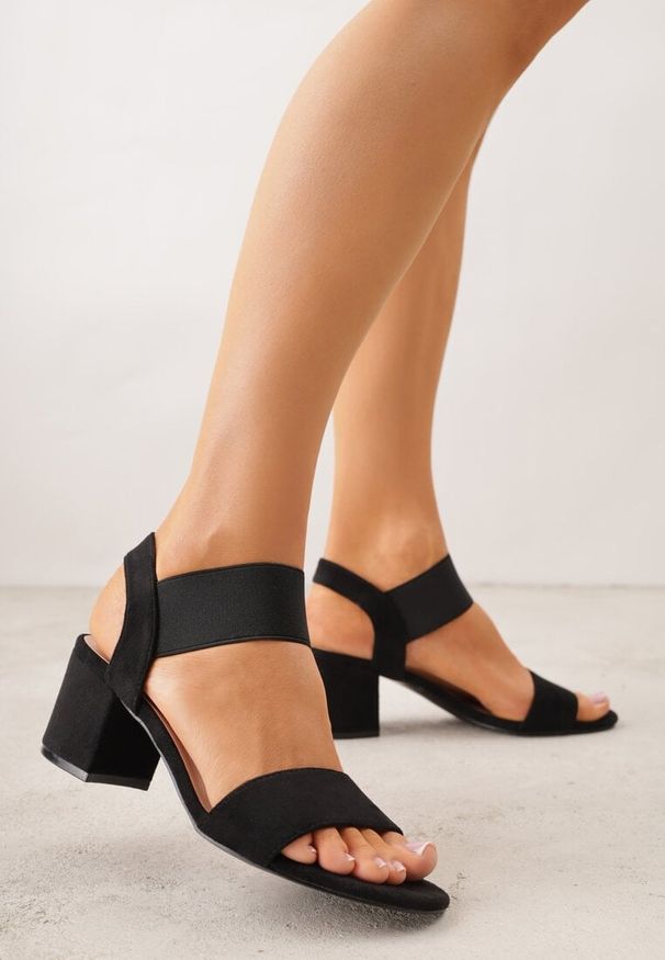 Renee - Czarne Sandały na Kwadratowym Słupku z Imitacji Zamszu Claudie. Okazja: na co dzień. Zapięcie: pasek. Kolor: czarny. Wzór: paski. Materiał: zamsz. Sezon: wiosna. Obcas: na słupku. Styl: casual, elegancki. Wysokość obcasa: średni