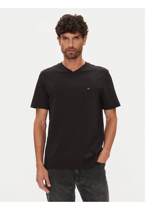 TOMMY HILFIGER - Tommy Hilfiger T-Shirt Essential MW0MW39249 Czarny Regular Fit. Kolor: czarny. Materiał: bawełna