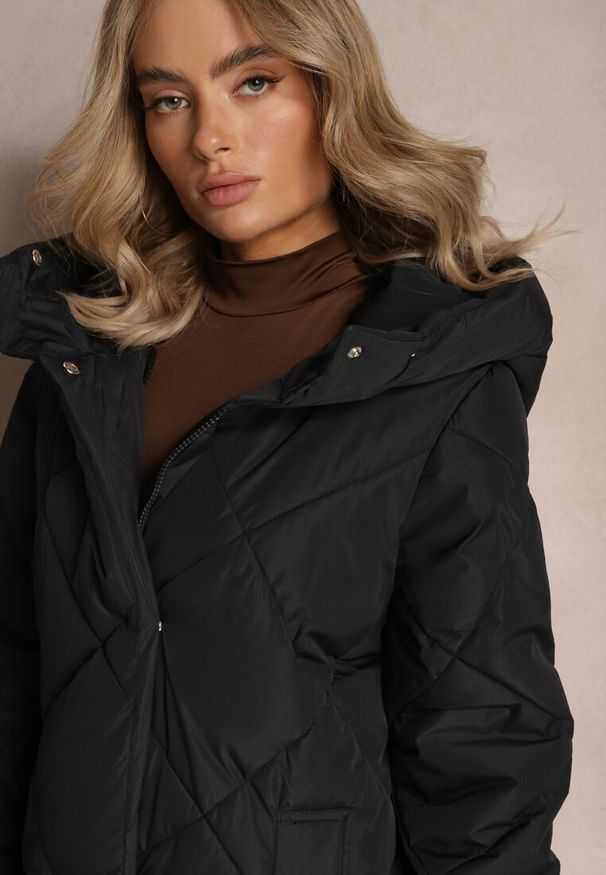 Renee - Czarna Pikowana Kurtka Płaszcz za Kolano z Kapturem Kinassan. Typ kołnierza: kaptur. Kolor: czarny. Wzór: geometria