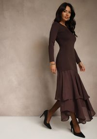 Renee - Brązowa Dopasowana Sukienka z Wiskozą Zdobiona Falbankami u Dołu Setra. Typ kołnierza: kołnierz z falbankami. Kolor: brązowy. Materiał: wiskoza. Długość rękawa: długi rękaw. Wzór: aplikacja. Styl: klasyczny, elegancki #5