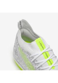 KIPSTA - Buty piłkarskie Kipsta CLR Turf TF Jaguar Boost na utwardzoną nawierzchnię. Kolor: biały. Materiał: zamsz, kauczuk, skóra. Szerokość cholewki: normalna. Sport: piłka nożna