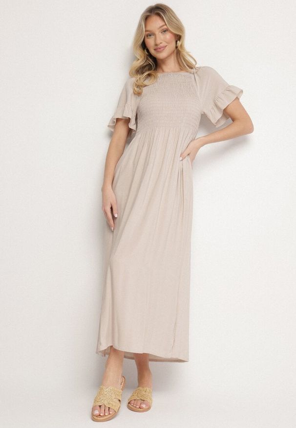 Born2be - Jasnobeżowa Bawełniana Sukienka o Kroju Hiszpanki z Elastyczną Górą Niloviria. Okazja: na co dzień. Typ kołnierza: dekolt hiszpanka. Kolor: beżowy. Materiał: bawełna. Długość rękawa: krótki rękaw. Styl: casual, klasyczny