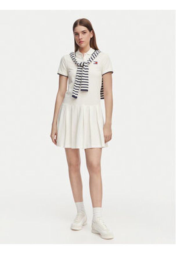 Tommy Jeans Sukienka codzienna Tommy Badge DW0DW22328 Biały Relaxed Fit. Okazja: na co dzień. Kolor: biały. Materiał: syntetyk. Typ sukienki: proste. Styl: casual