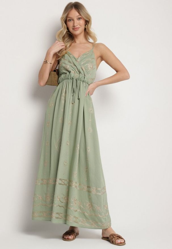 Born2be - Zielona Rozkloszowana Sukienka na Ramiączkach z Wiskozy Zdobiona Haftem Ulonelitia. Okazja: na co dzień. Typ kołnierza: dekolt w serek. Kolor: zielony. Materiał: wiskoza. Długość rękawa: na ramiączkach. Wzór: haft, aplikacja. Styl: casual, elegancki