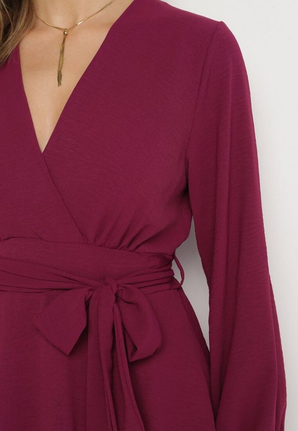 Born2be - Fioletowa Kopertowa Sukienka Kombinezon Mini z Falbanką Bomina. Typ kołnierza: kołnierz z falbankami. Kolor: fioletowy. Materiał: materiał. Typ sukienki: kopertowe. Długość: mini