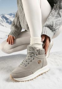 Born2be - Szare Sneakersy na Grubej Platformie z Metaliczną Aplikacją i Barankiem Irinala. Okazja: na spacer. Nosek buta: okrągły. Zapięcie: sznurówki. Kolor: szary. Wzór: aplikacja. Materiał: jeans, futro. Obcas: na platformie. Wysokość obcasa: niski. Sport: turystyka piesza #1