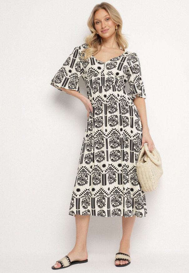 Born2be - Czarno-Kremowa Sukienka Wiskozowa Rozkloszowana z Odkrytymi Plecami w Print Boho Turaisa. Okazja: na co dzień. Typ kołnierza: dekolt w kształcie V. Kolor: czarny. Materiał: wiskoza. Długość rękawa: długi rękaw. Wzór: nadruk. Typ sukienki: proste, rozkloszowane. Styl: boho