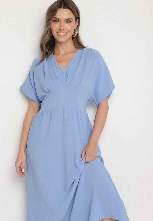 Born2be - Niebieska Sukienka z Bawełną i Górą w Stylu Nietoperza Filenia. Okazja: na co dzień. Kolor: niebieski. Materiał: bawełna. Styl: casual