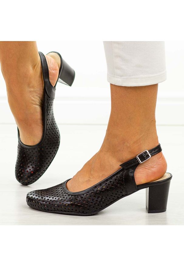 Czarne skórzane ażurowe Polskie czółenka damskie bez pięty Gregors 641. Okazja: na co dzień. Nosek buta: okrągły. Zapięcie: pasek. Kolor: czarny. Materiał: skóra. Wzór: ażurowy. Sezon: wiosna, lato. Styl: elegancki, klasyczny, casual, wizytowy