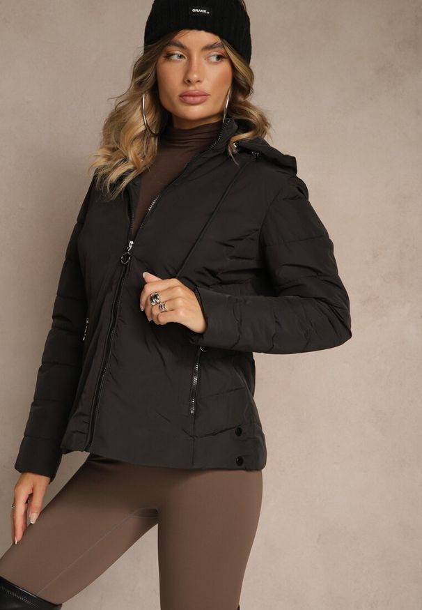 Renee - Czarna Pikowana Kurtka Przejściowa z Kapturem z Możliwością Odpięcia Olantta. Okazja: na co dzień. Typ kołnierza: kaptur. Kolor: czarny. Materiał: poliester, jeans. Długość: krótkie. Styl: casual, elegancki