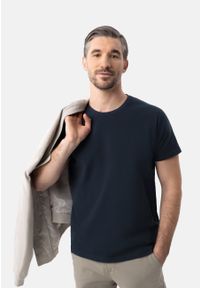 Volcano - Gładka koszulka z TM-MODE. Kolor: niebieski. Materiał: materiał, bawełna. Długość rękawa: krótki rękaw. Długość: krótkie. Wzór: gładki. Styl: klasyczny #1