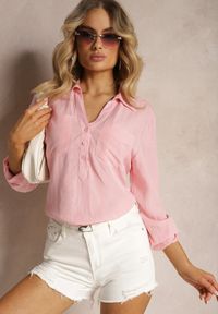 Renee - Różowa Bluzka Koszula Wykończona Kołnierzykiem oraz Kieszonkami na Guziki Funelia. Okazja: do pracy, na co dzień. Kolor: różowy. Materiał: jeans, skóra. Długość rękawa: długi rękaw. Długość: długie. Styl: casual, elegancki #3