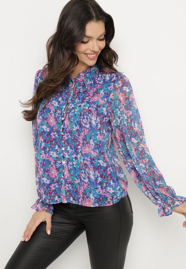 Born2be - Niebiesko-Fioletowa Koszula z Siateczki w Kwiaty z Wiązaną Stójką Haliren. Typ kołnierza: kołnierzyk stójkowy. Kolor: niebieski. Materiał: tkanina. Wzór: kwiaty