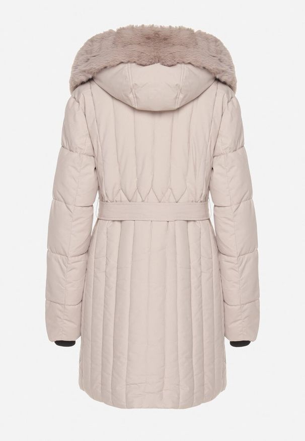 Born2be - Beżowa Kurtka z Pionowymi Pikowanymi Przeszyciami i Kapturem z Futrem Wiązana w Pasie Leoriya. Okazja: na co dzień. Kolor: beżowy. Materiał: futro. Styl: casual