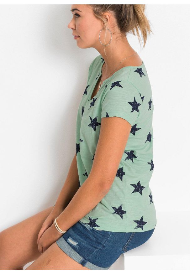 bonprix - Bawełniany T-shirt we wzór w gwiazdki. Kolor: zielony. Materiał: bawełna. Wzór: nadruk