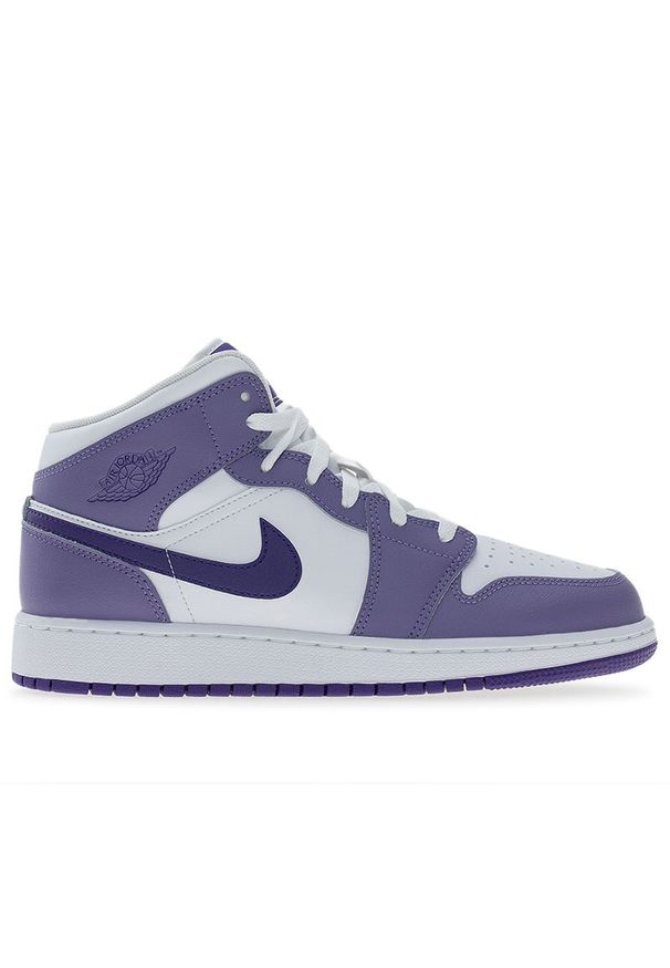 Buty młodzieżowe Nike Air Jordan 1 Mid DQ8423-500 - biało-fioletowe. Kolor: biały, wielokolorowy, fioletowy. Materiał: guma, skóra, syntetyk, materiał. Szerokość cholewki: normalna