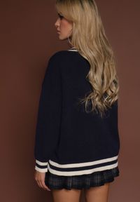 Renee - Granatowy Sweter Preppy z Dodatkiem Kaszmiru Lincire. Typ kołnierza: dekolt w serek. Kolor: niebieski. Materiał: kaszmir. Wzór: aplikacja. Styl: elegancki #8