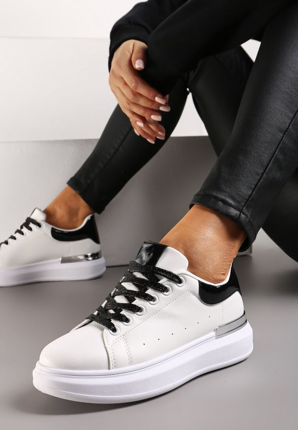 Born2be - Biało-Czarne Sneakersy na Platformie z Metaliczną Wstawką i Brokatowymi Sznurówkami Wuriana. Kolor: biały. Materiał: skóra. Obcas: na platformie