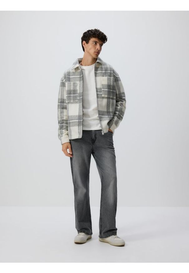 Reserved - Kurtka koszulowa w kratę - jasnoszary. Kolor: szary. Materiał: dzianina