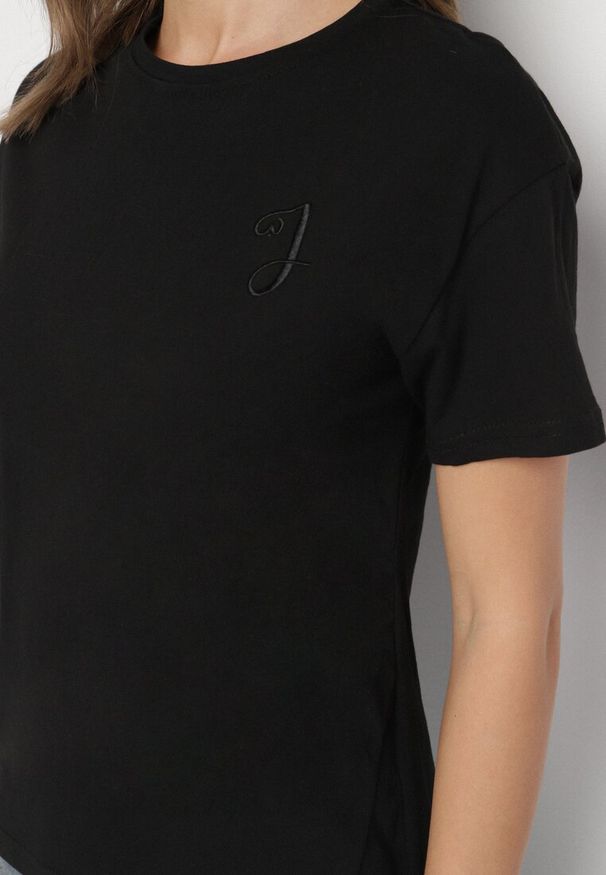 Born2be - Czarny T-shirt z Asymetrycznym Tyłem i Ozdobnym Haftem Ninissara. Okazja: na spacer. Kolor: czarny. Materiał: jeans. Wzór: haft. Styl: elegancki, klasyczny