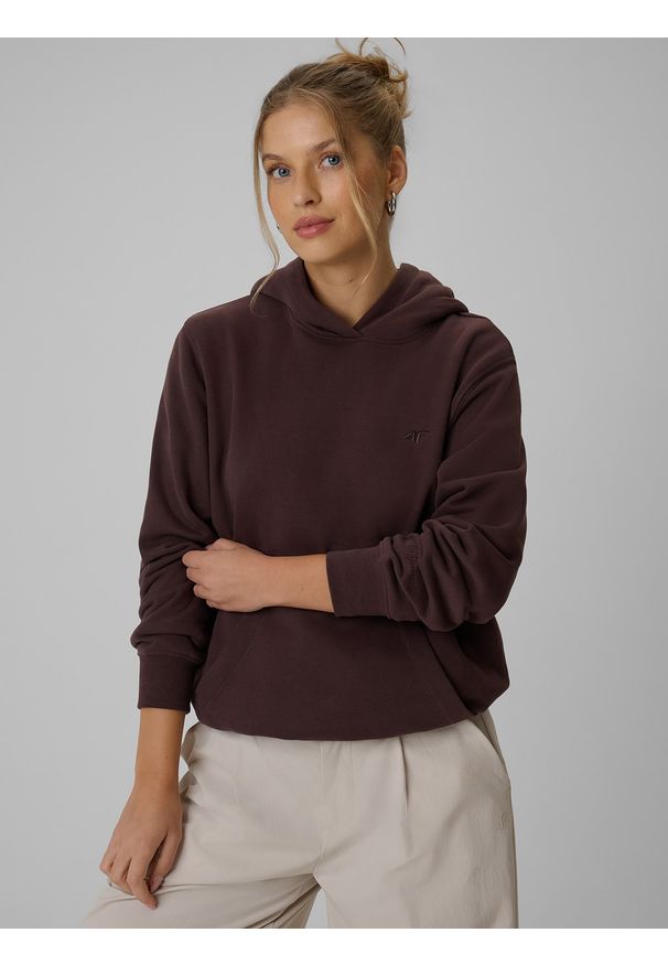 4f - 4F Bluza dresowa relaxed z kapturem damska - brązowa S. Okazja: na co dzień, na spacer. Typ kołnierza: kaptur. Kolor: brązowy. Materiał: dresówka. Styl: casual, klasyczny