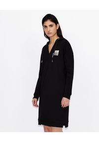 Armani Exchange - ARMANI EXCHANGE - Czarna sukienka z kapturem. Okazja: na co dzień. Typ kołnierza: kaptur. Kolor: czarny. Długość rękawa: długi rękaw. Typ sukienki: proste. Styl: klasyczny, casual. Długość: mini #1