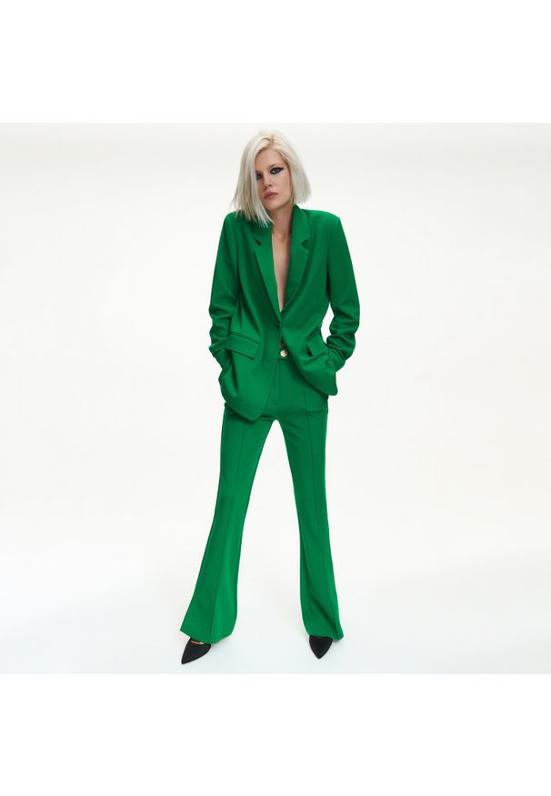 Reserved - Spodnie flare - Zielony. Kolor: zielony